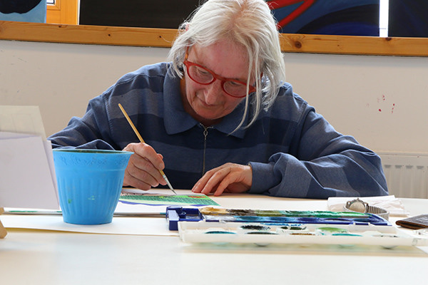 Sammeltasse Beerensträucher in einer Arbeitsgruppe für Künstler mit Beeinträchtigung hergestellt - Herstellung von Sammeltassen in dem KreativWerk-Höfingen.