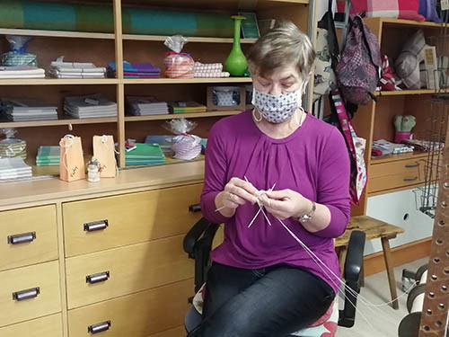 Handgestrickt aus Bethel: Bemännchen "Farby" - Herstellung von Bemännchen "Farby" in der Manufaktur Bethel.