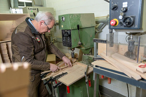 Grillzange: Manufaktur Bethel - Herstellung von der hochwertigen Grillzange in der Manufaktur Bethel.