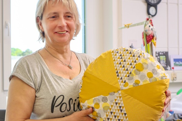 Heute nähe ich Yogakissen - Herstellung von hochwertigen, farbenfrohen Yogakissen in der WfbM Marli.