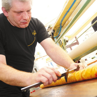 Handgeknetet! - Herstellung von den Bienenwachskerzen in den Freckenhoster Werkstätten.