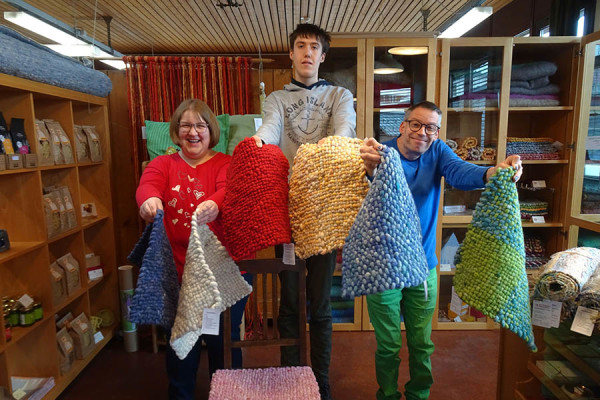 Hochwertige Stoffe in Handarbeit! - Die Herstellung von Sitzkissen in den Karl-Schubert-Werkstaetten.