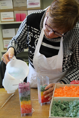 Silke Kuhlmann fertigt die Mosaikkerze - Herstellung von farbenfrohen Mosaikkerzen in den Delme-Werkstätten.